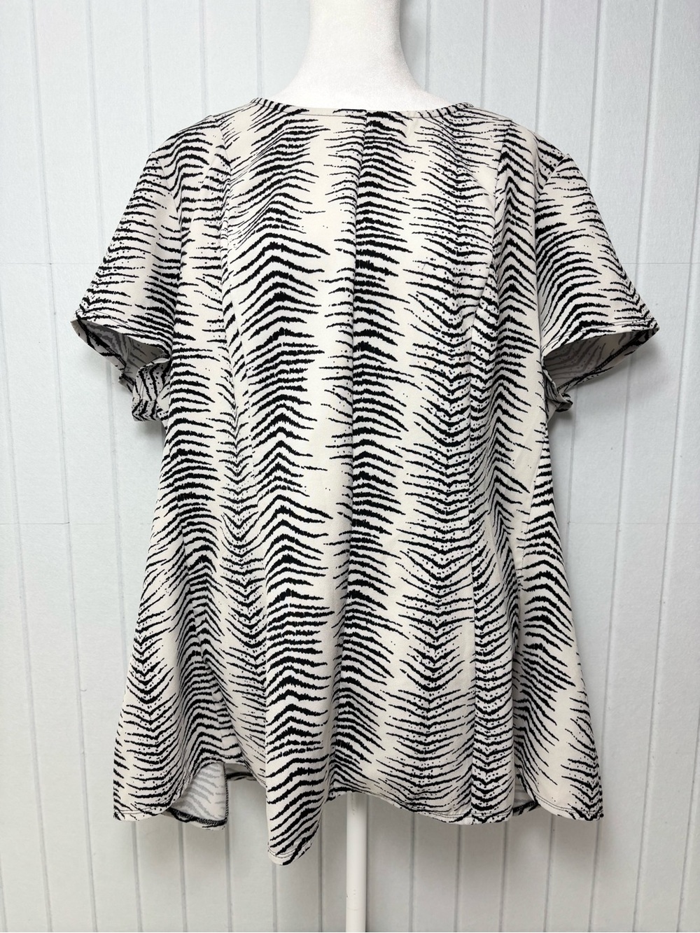 Lane Bryant Black and Cream Zebra-Pattern Short Sleeve Top Size‎ 18